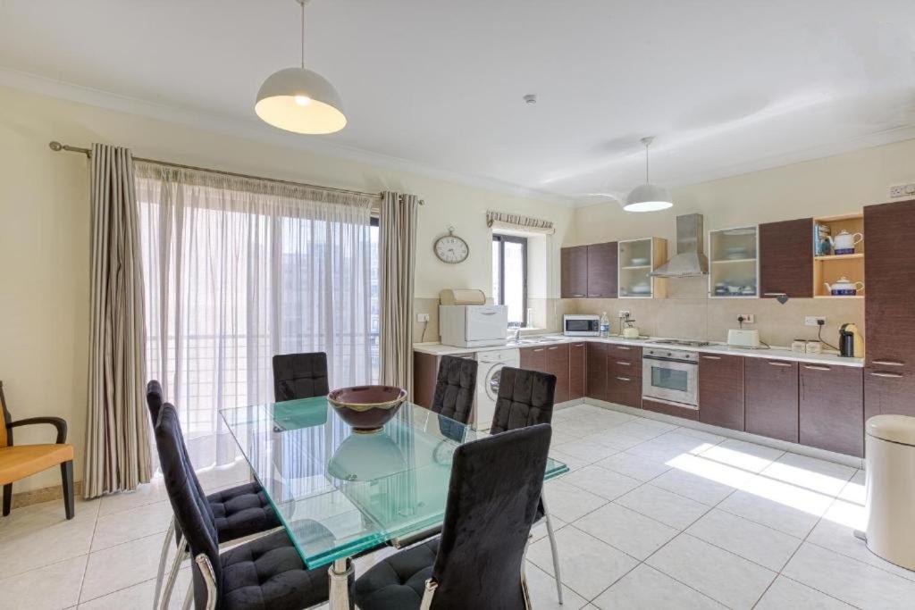 Beautiful 3 Bed Rm Close To Sea And Of