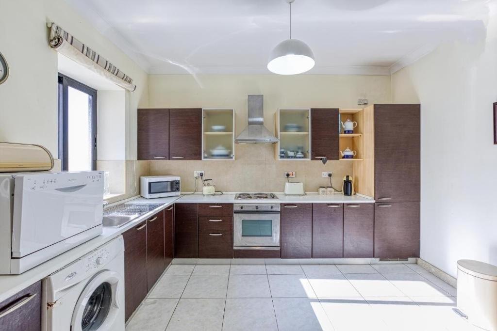 Beautiful 3 Bed Rm Close To Sea And Of Sliema