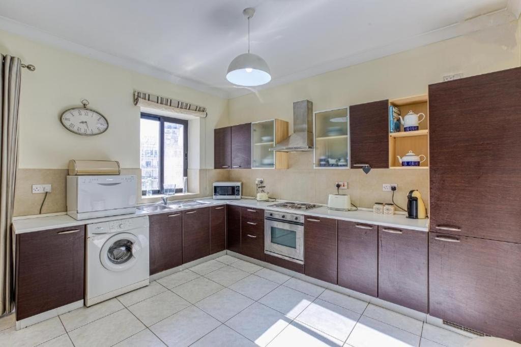 Beautiful 3 Bed Rm Close To Sea And Of Apartment Sliema