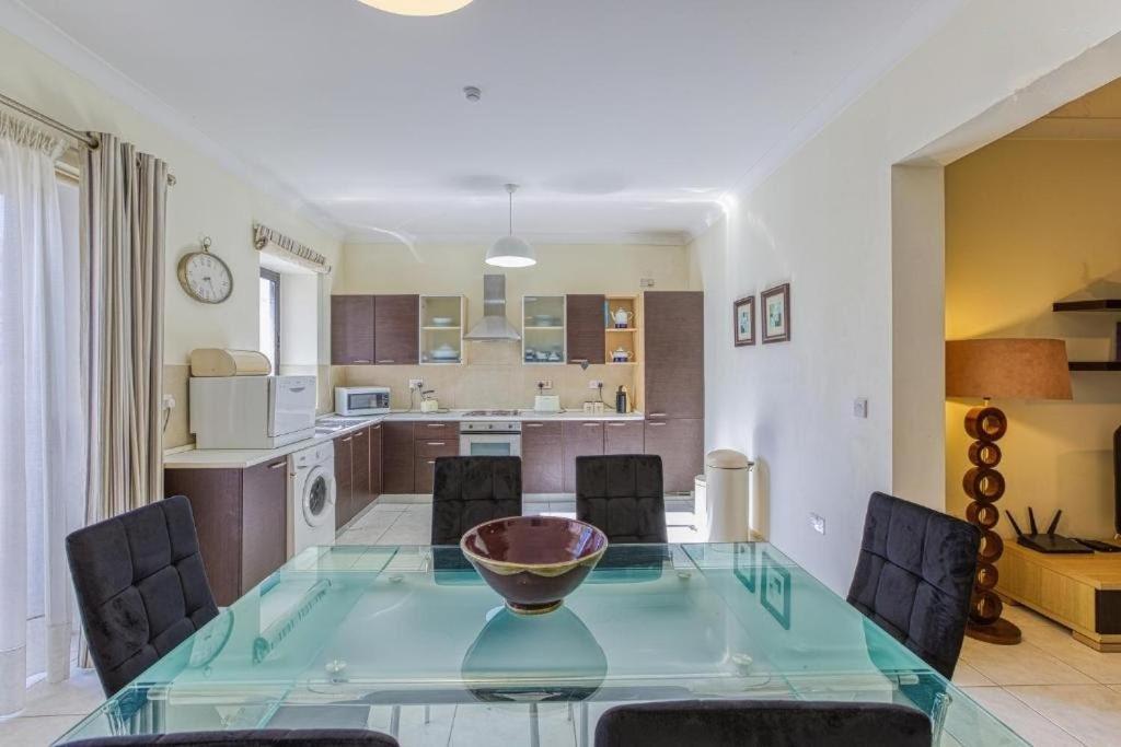Beautiful 3 Bed Rm Close To Sea And Of *