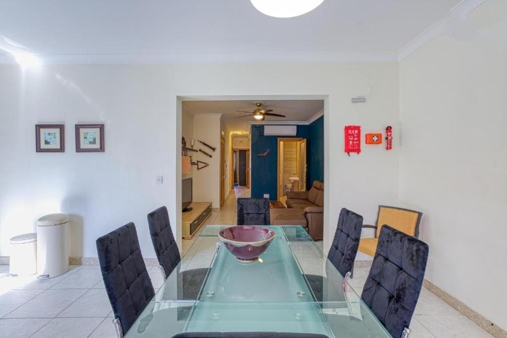 Beautiful 3 Bed Rm Close To Sea And Of