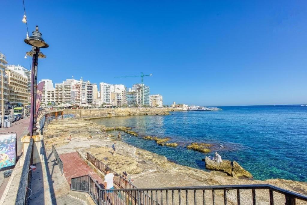 Beautiful 3 Bed Rm Close To Sea And Of